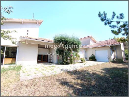 Maison à vendre 620 000 € 9 pièces 4 chambres 252 m² 10 557 m² de terrain Mortagne-sur-Gironde 17120