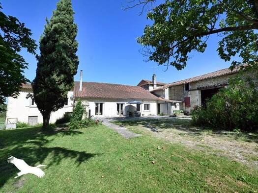 Maison à vendre 272 896 € 6 pièces 4 chambres 188 m² 318 275 m² de terrain Juignac 16190