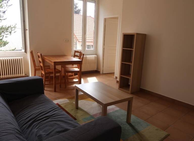 Appartement à louer 495 € 3 pièces 1<br/>chambre 40 m²<br/>superficie 2ème<br/>étage Centre Firminy 42700