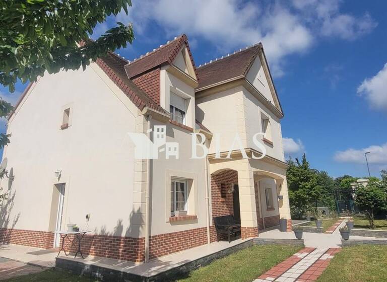 Maison de plain-pied à vendre 520 000 € 8 pièces 5<br/>chambres 191 m²<br/>superficie Louviers 27400