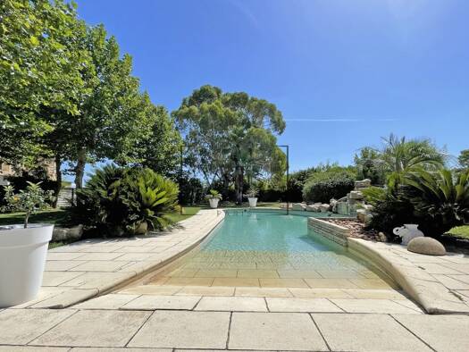 Ferme à vendre 2 415 000 € 25 pièces 7 chambres 1 200 m² 14 000 m² de terrain Nimes 30900