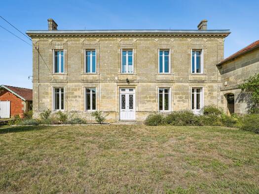 Maison à vendre 630 000 € 6 pièces 4 chambres 270 m² 12 700 m² de terrain Gauriac 33710