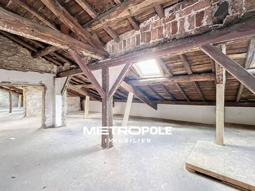 Appartement à vendre 85 000 € 4 pièces 3 chambres 150 m² Étage 4/4 Tarare 69170