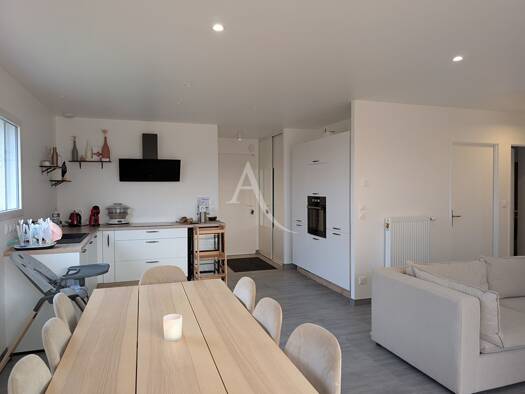 Maison de plain-pied à vendre 214 000 € 3 pièces 2 chambres 70 m² 310 m² de terrain Polliat 01310