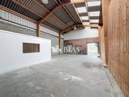 Local d'activités à vendre 169 000 € 231 m² d'espace de stockage Montville 76710