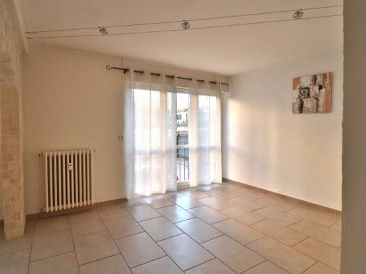 Appartement à louer 760 € 4 pièces 2 chambres 70 m² RDC Jules Guesde Troyes 10000