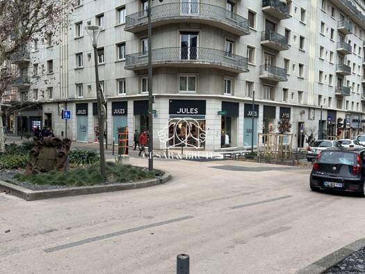 Local commercial à louer 8 200 € 465 m² de surface de vente Biollay Chambéry 73000