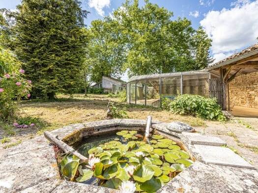 Maison à vendre 223 650 € 6 pièces 3 chambres 160 m² 1 937 m² de terrain St Vincent la Chatre 79500