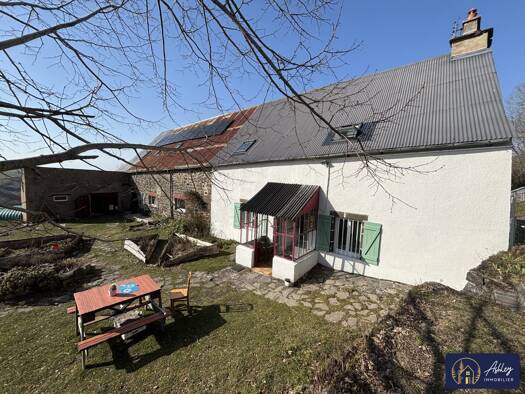 Maison de plain-pied à vendre 188 000 € 6 pièces 34 chambres 230 m² 1 690 m² de terrain Marchastel 15400