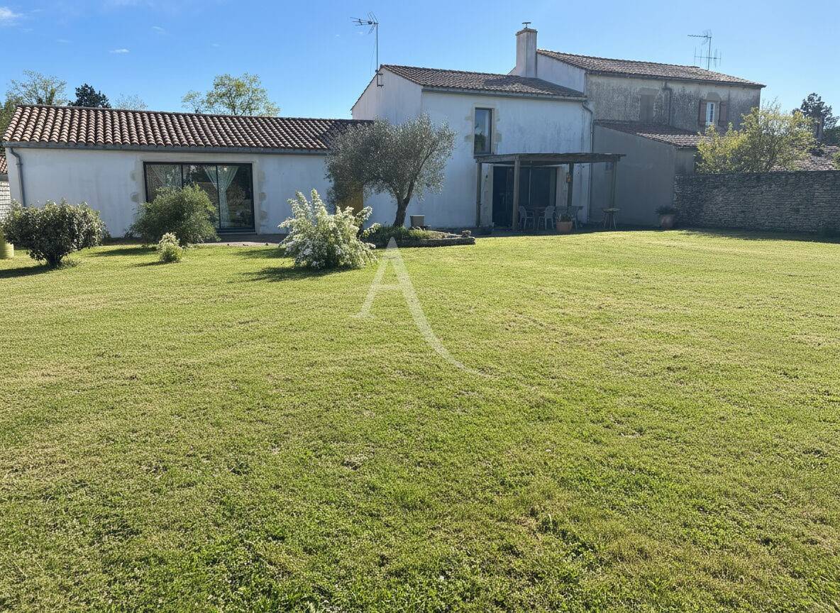 Maison à louer, 168m², SAINTE RADEGONDE DES NOYERS