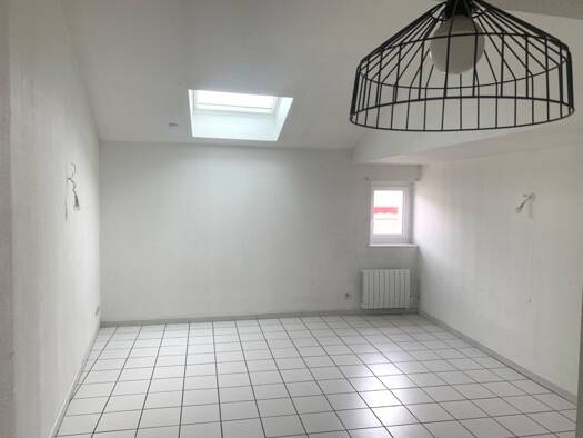Appartement à louer 275 € 1 pièce 29 m² Dernier étage, Étage 3/3 Le Centre-Centre Ville Roanne 42300