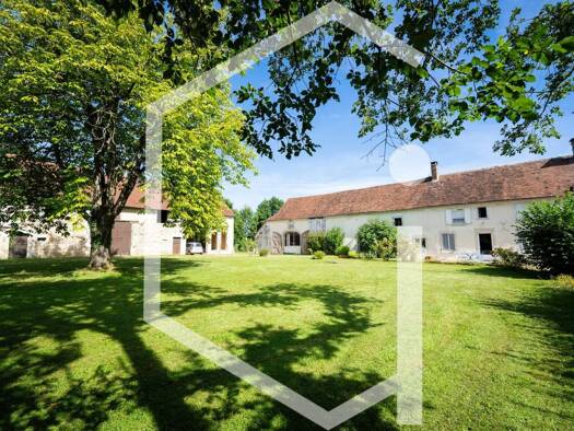 Villa à vendre 520 000 € 13 pièces 6 chambres 457 m² 6 934 m² de terrain Bouhy 58310