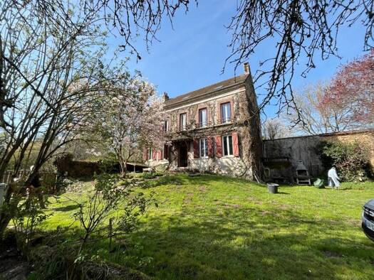 Maison à vendre 262 400 € 7 pièces 5 chambres 230 m² 2 180 m² de terrain Sens 89100