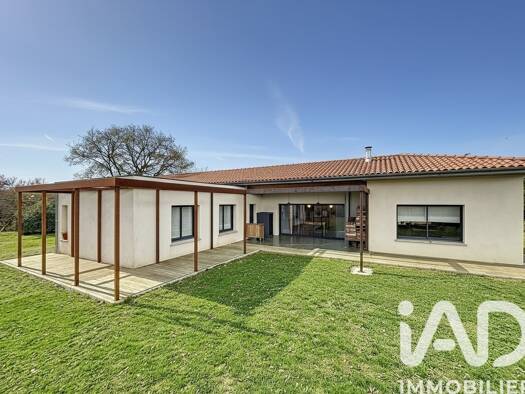 Maison de plain-pied à vendre 359 000 € 7 pièces 4 chambres 190 m² 3 466 m² de terrain Mirande 32300