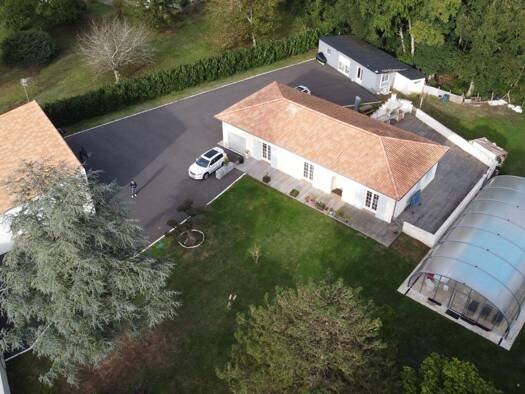 Maison de plain-pied à vendre 460 000 € 8 pièces 4 chambres 173 m² 3 000 m² de terrain Beurlay 17250