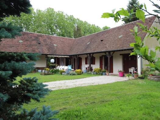Maison de plain-pied à vendre 532 000 € 6 pièces 3 chambres 5 015 m² de terrain Noisy-sur-École 77123