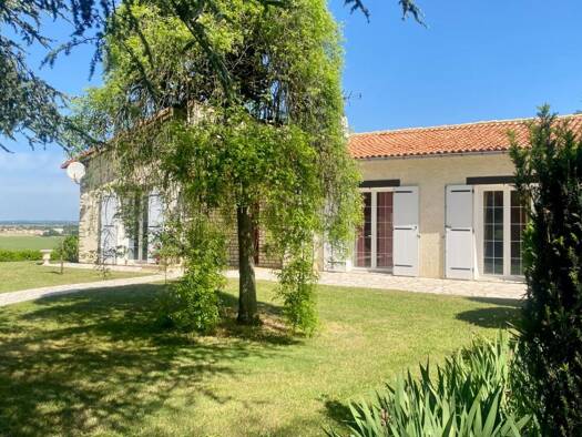Maison à vendre 250 000 € 5 pièces 3 chambres 120 m² 5 000 m² de terrain Saint-Gelais 79410