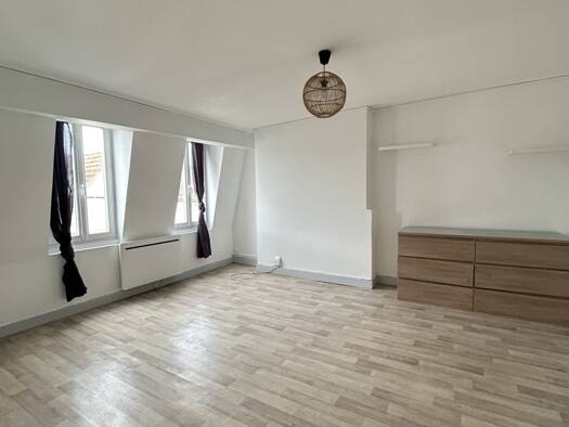 Appartement à louer 534 € 2 pièces 1 chambre 41,9 m² Étage 2/2 Saintes 17100