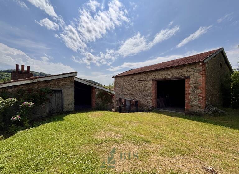 Ferme à vendre 240 000 € 6 pièces 3<br/>chambres 150 m²<br/>superficie 12 000 m²<br/>terrain St Victor sur Rhins 42630