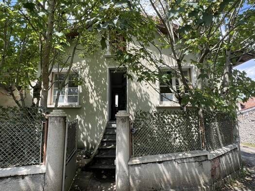 Maison à vendre 90 000 € 3 pièces 2 chambres 62,62 m² 102 m² de terrain Confolens 16500