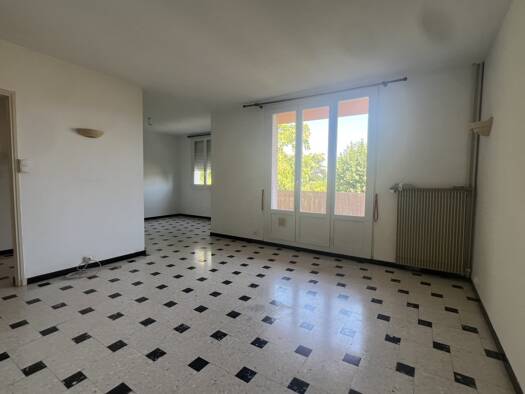 Appartement à louer 695 € 4 pièces 2 chambres 80 m² RDC Pont St Esprit 30130