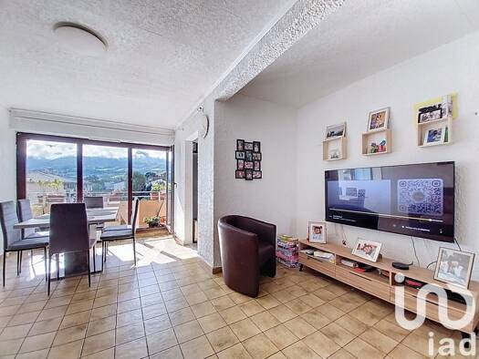Appartement à vendre 250 000 € 4 pièces 3 chambres 76 m² Étage 3/3 Nord La Roche-sur-Foron 74800