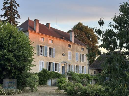 Maison à vendre 650 000 € 7 pièces 4 chambres 229 m² 7 082 m² de terrain Buxy 71390