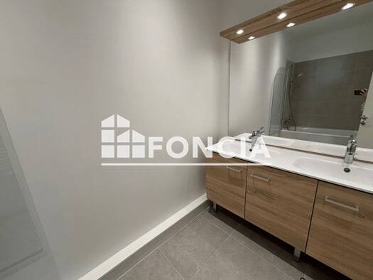 Appartement à louer 1 432 € 3 pièces 2 chambres 76,3 m² RDC Malassis-Pierre et Marie Curie Bagnolet 93170