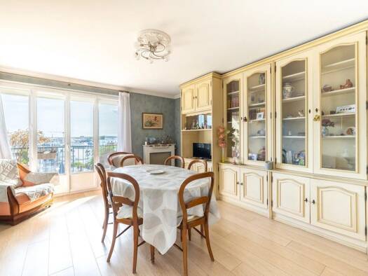 Appartement à vendre 198 000 € 3 pièces 2 chambres 64 m² Étage 8/9 Les Capucines Poissy 78300