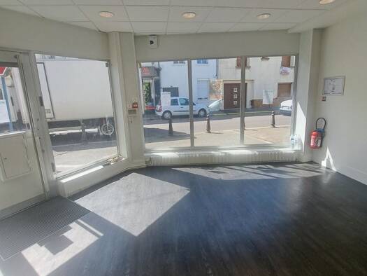Local commercial à louer 1 450 € 82 m² de surface de vente Bonnières-sur-Seine 78270