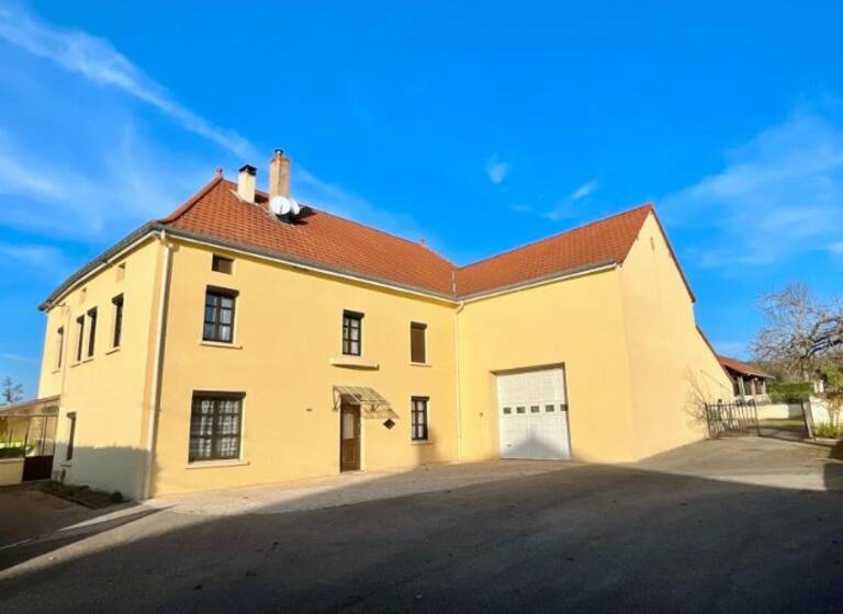 Maison à vendre 229 000 € 6 pièces 4<br/>chambres 170 m²<br/>superficie 4 300 m²<br/>terrain Pouilly-sous-Charlieu 42720