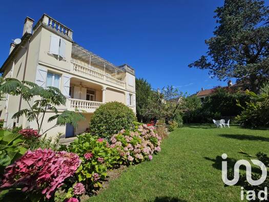 Maison de ville à vendre 400 000 € 10 pièces 6 chambres 304 m² 987 m² de terrain Saint-Céré 46400