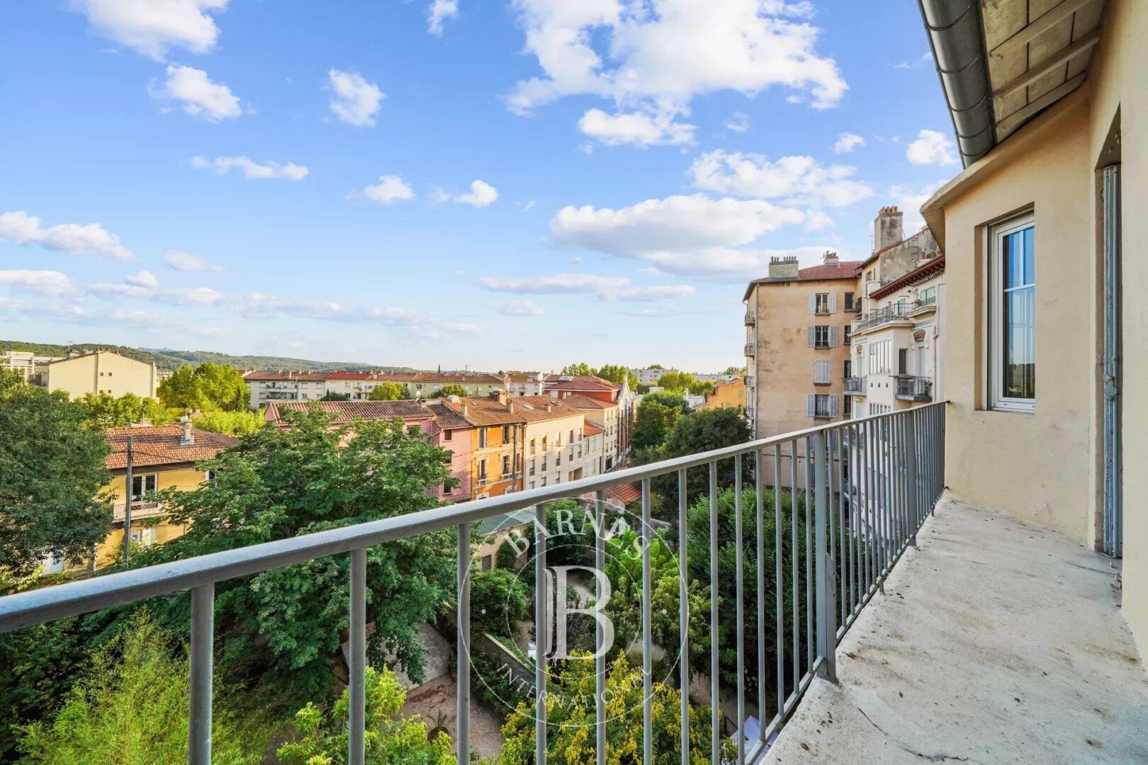 Appartement à louer 4 080 € 6 pièces 3<br/>chambres 173 m²<br/>superficie 3ème<br/>étage Mazarin-Opéra-Bellegarde-Mairie Aix-en-Provence 13100