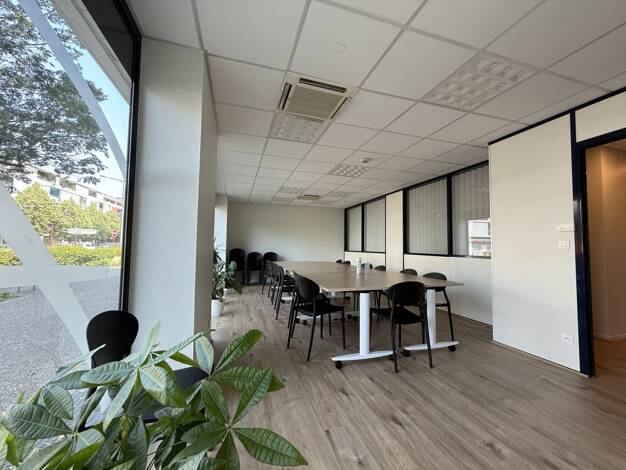 Local commercial à louer 5 277 € 334 m² de surface de vente Arlequin Échirolles 38130