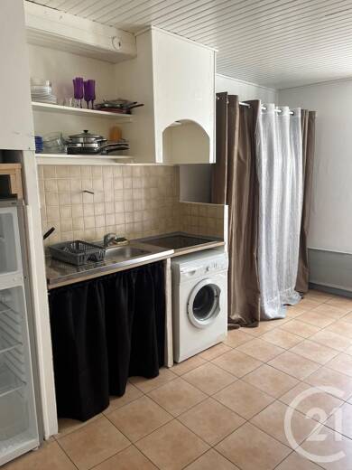 Appartement à louer 430 € 1 pièce 16,7 m² 2ème étage St Maximin la Ste Baume 83470