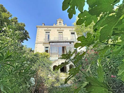 Demeure à vendre 448 375 € 17 pièces 16 chambres 372 m² 550 m² de terrain Nîmes 30000