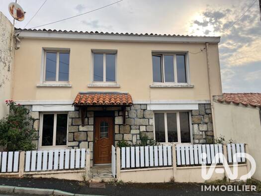 Maison de ville à vendre 85 000 € 5 pièces 3 chambres 106 m² 294 m² de terrain Vieux Chateau Pouzauges 85700