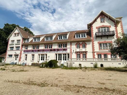 Maison à vendre 2 600 000 € 99 pièces 41 chambres 2 170 m² 129 082 m² de terrain Septeuil 78790