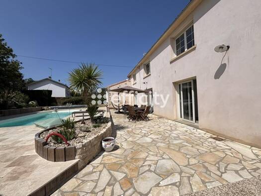 Maison à vendre 487 000 € 9 pièces 6 chambres 243 m² 1 280 m² de terrain Saint Médard Fontenay-le-Comte 85200