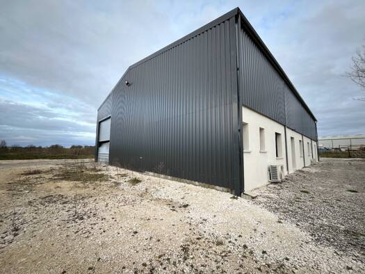 Local d'activités à louer 1 285 € 215 m² d'espace de stockage Cancon 47290