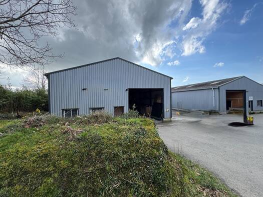 Local d'activités à louer 1 820 € 360 m² d'espace de stockage Le Faou 29590