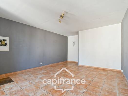 Maison de ville à vendre 77 000 € 3 pièces 2 chambres 80 m² 95 m² de terrain Est Saint-Jean-d'Angély 17400