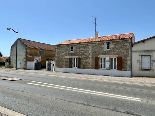 Ferme à vendre 322 000 € 8 pièces 4 chambres 181 m² 900 m² de terrain Sainte-Gemme-la-Plaine 85400