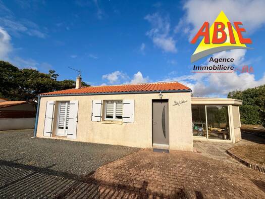 Maison de plain-pied à vendre 171 600 € 3 pièces 1 chambre 79,2 m² 630 m² de terrain Auchay-sur-Vendée 85200