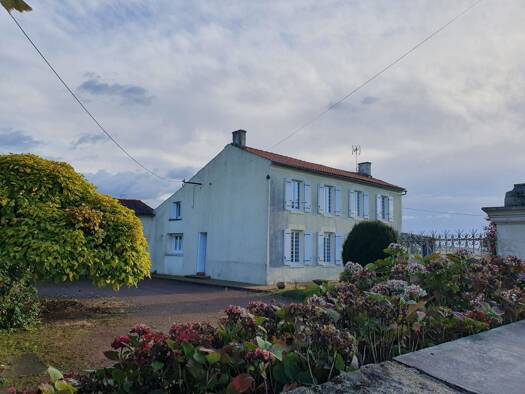 Villa à vendre 198 900 € 7 pièces 6 chambres 180 m² 4 640 m² de terrain Coivert 17330