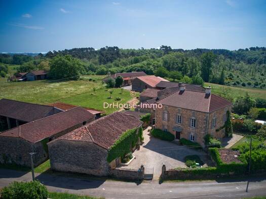 Maison à vendre 699 900 € 11 pièces 8 chambres 360 m² 33 597 m² de terrain Saint-Front-sur-Lémance 47500