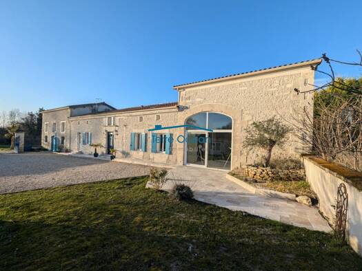 Villa à vendre 832 000 € 10 pièces 8 chambres 380 m² 12 000 m² de terrain Cierzac 17520