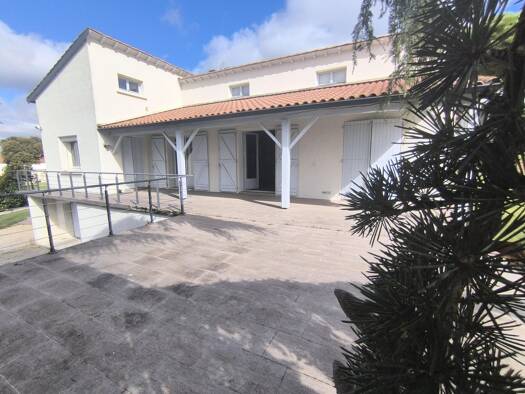 Villa à vendre 309 000 € 5 pièces 4 chambres 155 m² 2 700 m² de terrain Pompignan 82170