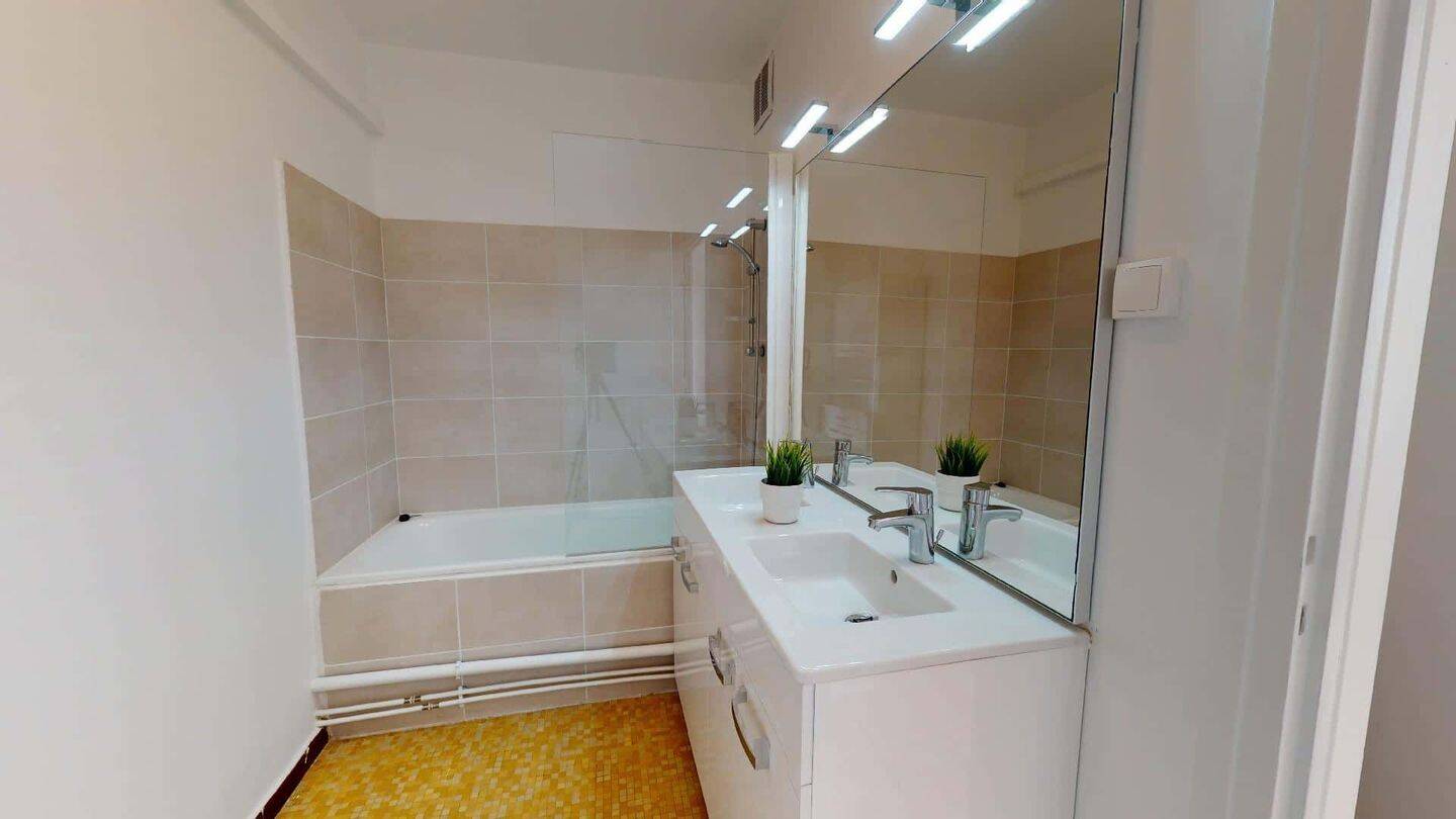 Room in Place Wilson, Villeurbanne for 82 m² with 4 bedrooms - C — 13
