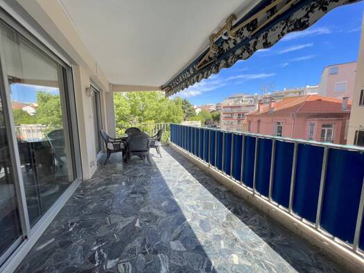 Appartement à vendre 375 000 € 2 pièces 1 chambre 49 m² Étage 3/4 Centre Ville Antibes 06600